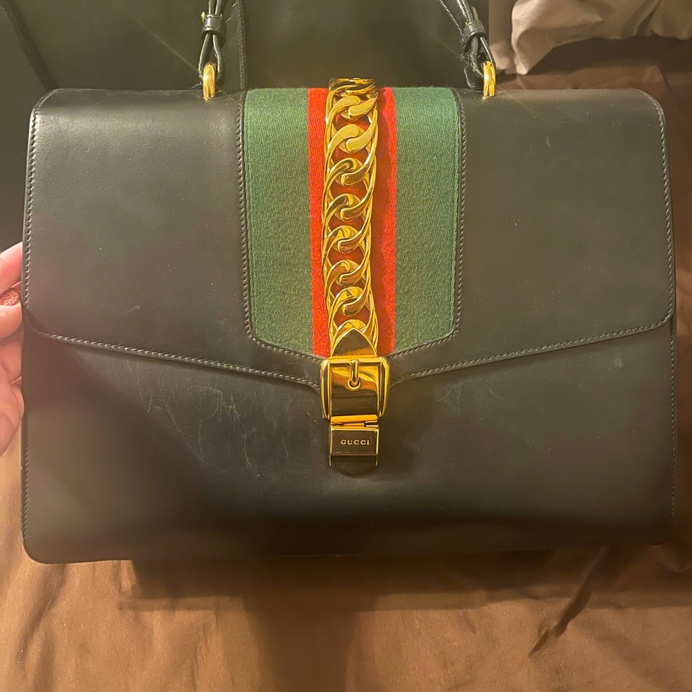 The item has been used and very
well taken care of, limited signs of wear (pics)
